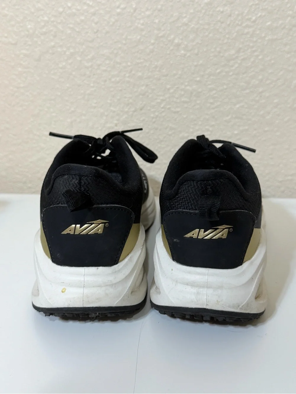 Avia sleek black